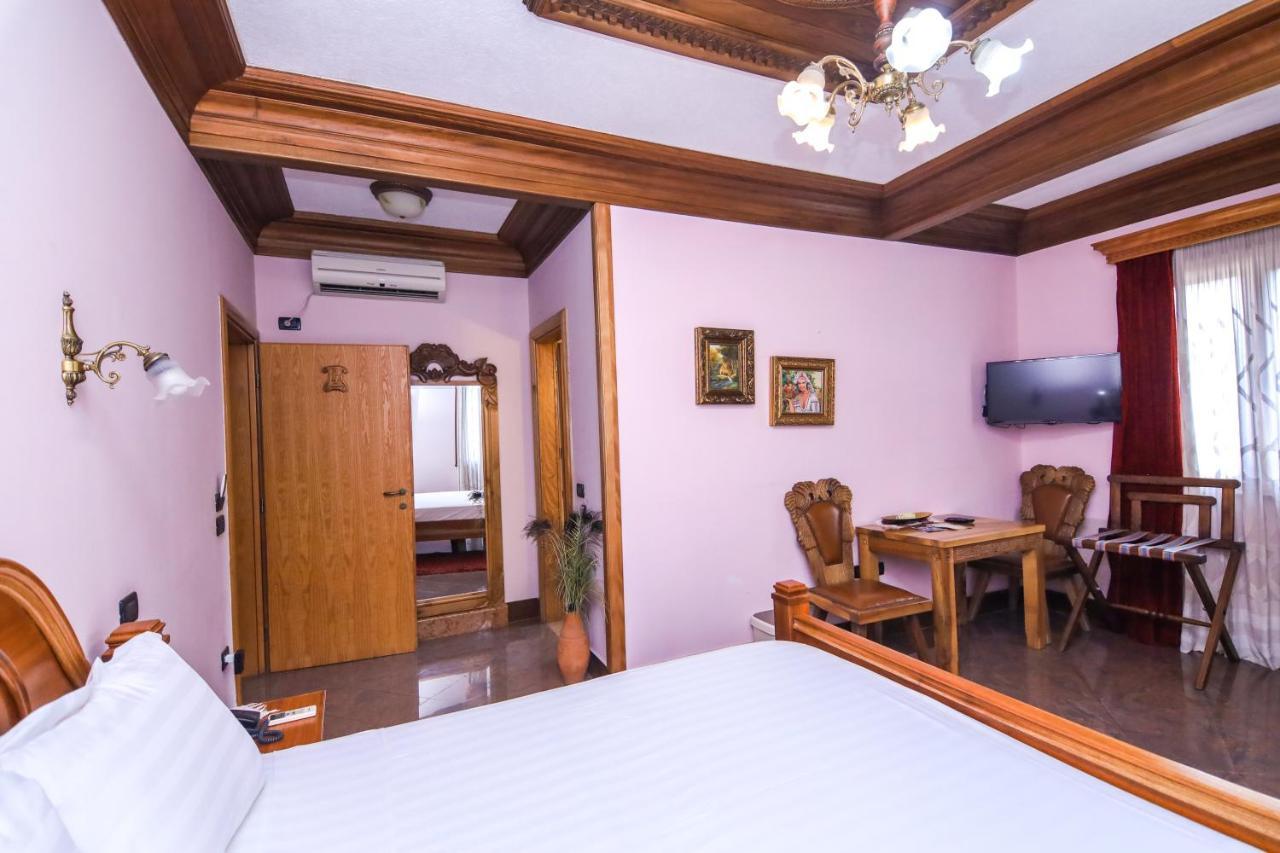 Brilant Antik Hotel ティラナ エクステリア 写真
