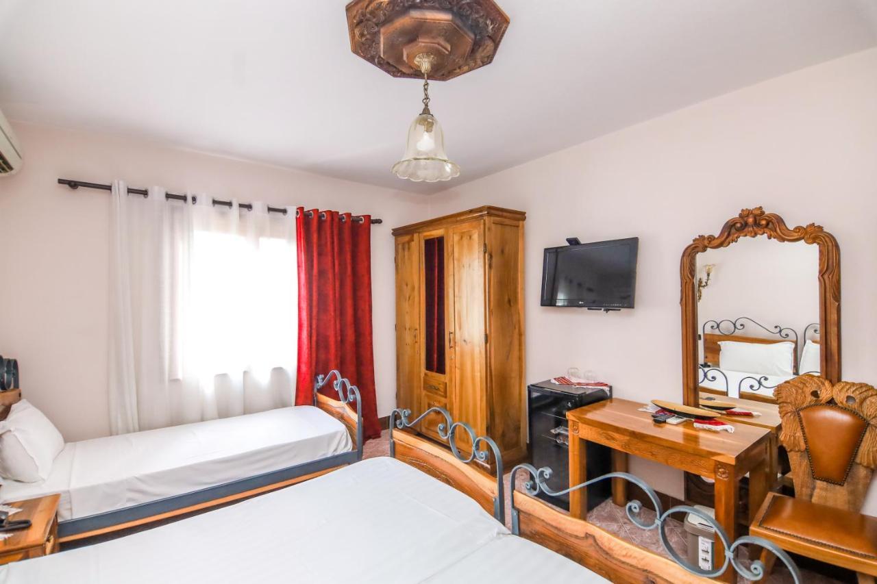 Brilant Antik Hotel ティラナ エクステリア 写真
