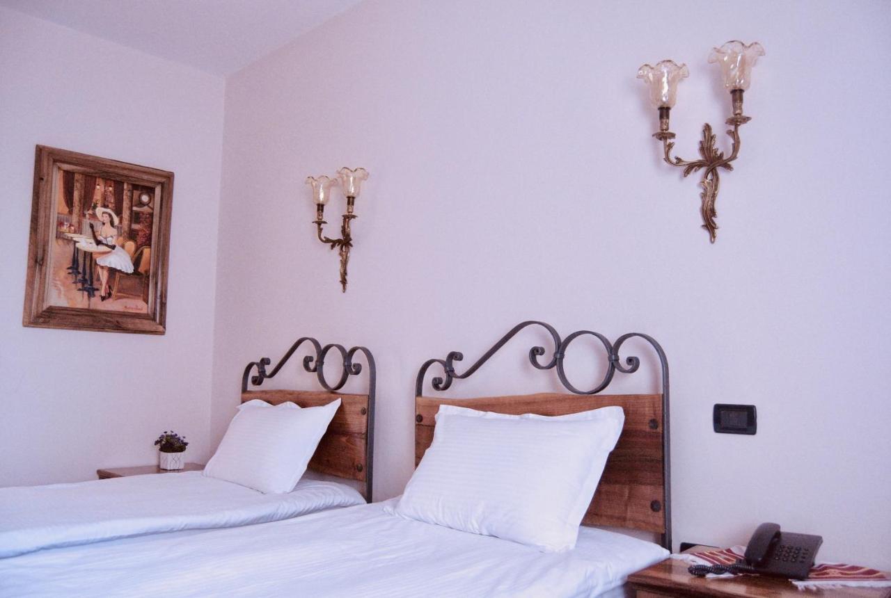 Brilant Antik Hotel ティラナ エクステリア 写真